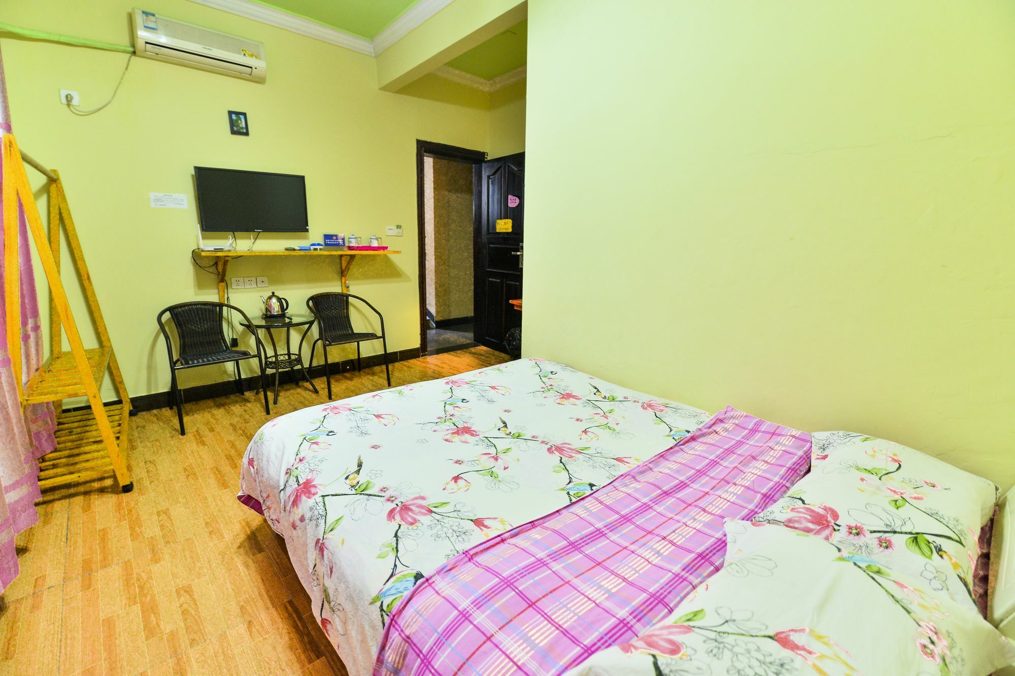 En Attendant Godot Youth Hostel Yangshuo Εξωτερικό φωτογραφία